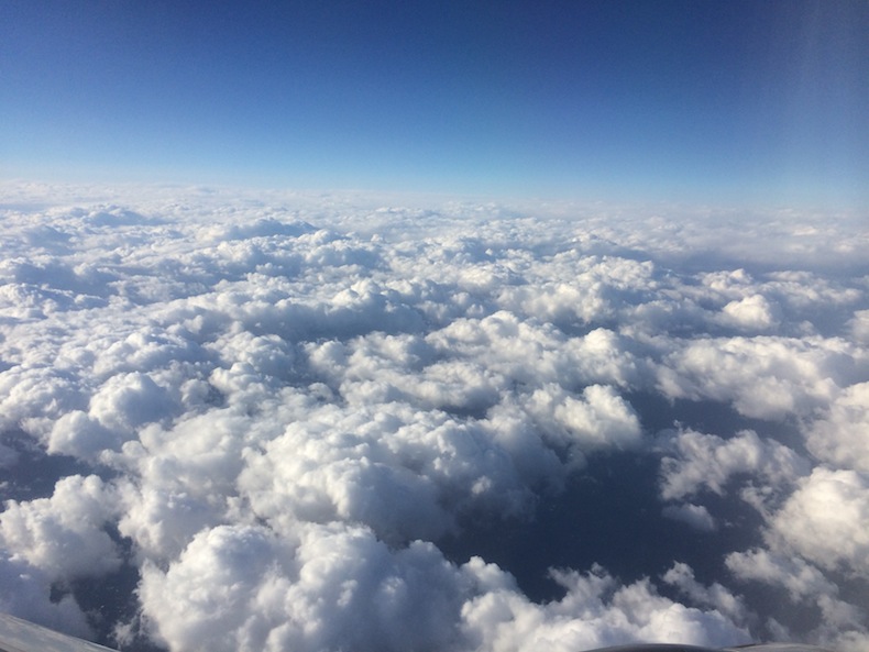 空 雲の上 フライト 飛行機からの景色
